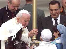 Il Papa al momento del suo arrivo nell'areoporto de Il Cairo